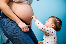 5 mẹo chuẩn bị tinh thần cho bé khi sắp có em