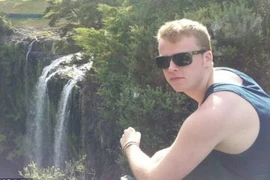 Sống sót kỳ diệu sau khi rơi từ tầng 15 nhà cao tầng