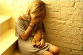 Cha nhiễm HIV đồi bại quấy rối, ép con gái xem phim khiêu dâm