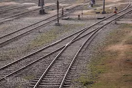 Bị đẻ rơi xuống đường ray tàu hỏa, bé sơ sinh thoát chết kỳ diệu