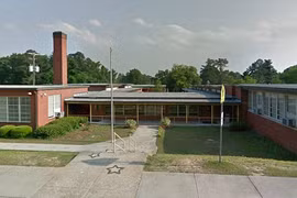 Hiệu trưởng tấn công tình dục nam sinh ngay trong phòng