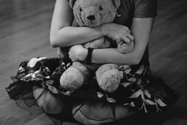 Hiếp dâm bé gái 4 tuổi rồi ném vào thùng rác