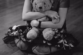 Hiếp dâm bé gái 4 tuổi rồi ném vào thùng rác