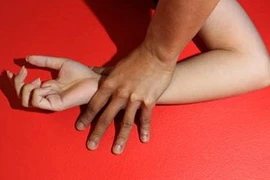 Cha dượng giở trò đồi bại với con riêng của vợ