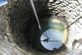 Chồng có bồ, vợ đẩy 3 con xuống giếng 