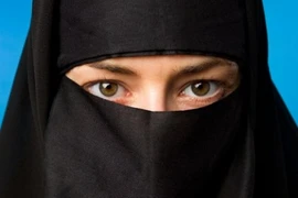 Thiếu nữ 15 hoảng sợ vì bị ép cưới ông già 90