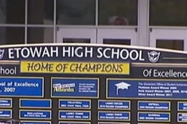 Oral sex trong căng tin, học sinh trung học bị buộc tội hình sự 