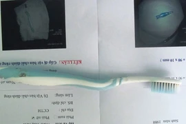 Nuốt phải bàn chải đánh răng vì mải buôn điện thoại