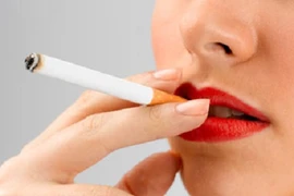 Phụ nữ hút thuốc lá đối mặt với nguy cơ đột quỵ chết người