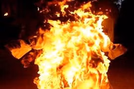 Ông già 75 tuổi bị bạn tình thiêu chết