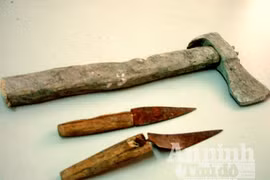 Nghi bị “cắm sừng”, nam sinh tấn công bạn gái rồi tự vẫn ngay tại lớp học