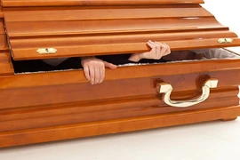 Sếp chết ngất khi thấy xác nhân viên động đậy