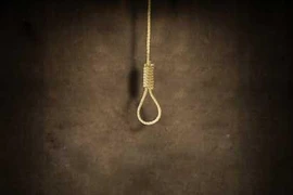 Tranh giành điều kiển tivi với anh, bé gái 11 tuổi tự vẫn