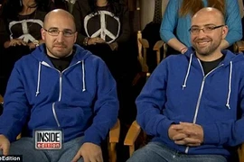 Không phải anh chị em sinh đôi nhưng giống nhau như lột