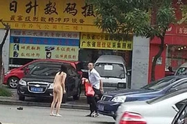 Cặp đôi cãi nhau, lột đồ khỏa thân ngay giữa phố đông
