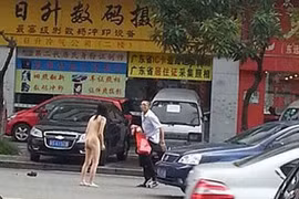 Cặp đôi cãi nhau, lột đồ khỏa thân ngay giữa phố đông