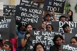 Bao vây xe cảnh sát để tấn công tội phạm hiếp dâm bé gái 3 tuổi