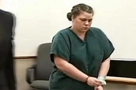 Sốc: Mẹ dạy con trai 22 tháng tuổi hút cần sa