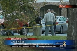 Bé gái 10 tuổi bị cha và mẹ kế vứt xác vào thùng rác