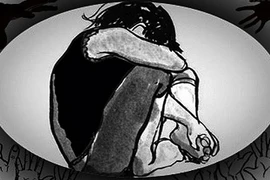 Bé gái bị tấn công tình dục man rợ trong nhà vệ sinh nam