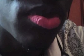 Nam giới Nigeria ưa chuộng mốt xăm môi hồng