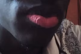 Nam giới Nigeria ưa chuộng mốt xăm môi hồng