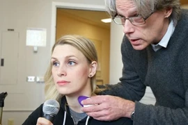 Dùng đồ chơi tình dục để ...mát-xa cho cổ họng ca sĩ