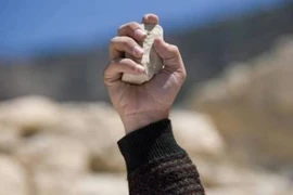 Cấu kết với nhân tình giết con để thảnh thơi cặp bồ