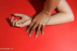 Dùng súng đe dọa hiếp dâm hàng xóm