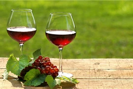 Uống rượu vang đỏ tốt cho thị lực