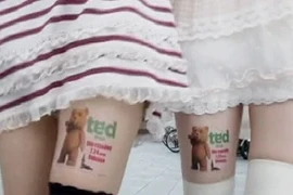 Mặc váy ngắn, vẽ lên đùi để quảng cáo