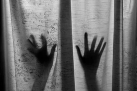 Đốn mạt: Cha bắt con gái ruột trả "sex" để được đi chơi