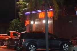 Cha bỏ mặc con trong xe để vui vẻ tại câu lạc bộ thoát y