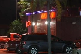 Cha bỏ mặc con trong xe để vui vẻ tại câu lạc bộ thoát y