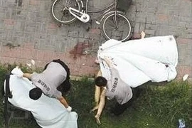 Đang ân ái cạnh cửa sổ chung cư, ngã xuống đất chết tại chỗ