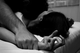 Trông con nằm viện, mẹ bị bảo vệ hiếp dâm