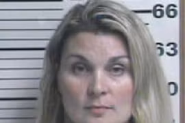 Nữ giáo viên bị tố “lên giường” với hai học sinh