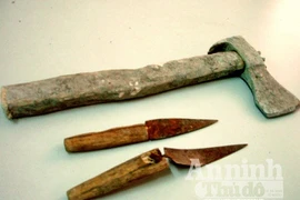 Nghi bị “cắm sừng”, nam sinh tấn công bạn gái rồi tự vẫn ngay tại lớp học