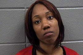 Hai phụ nữ dùng súng ép một nam giới quan hệ tình dục