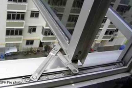 Sinh xong, mẹ tuổi teen ném con qua cửa sổ "phi tang"