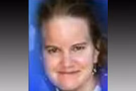 Mẹ độc ác bôi phân lên mặt con đang ốm