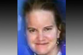 Mẹ độc ác bôi phân lên mặt con đang ốm