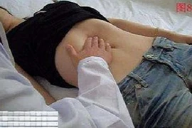 Bị lật tẩy, bác sĩ "dê xồm" bỏ trốn khỏi phòng khám