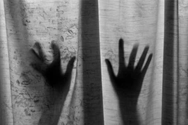 Bị cưỡng hiếp suốt 11 năm, con gái sinh con cho cha ruột