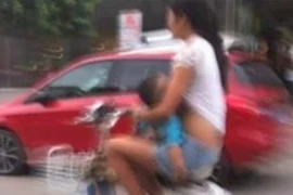 Mẹ trẻ liều lĩnh: vừa lái xe, vừa cho con bú