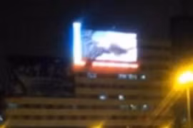 Hoảng hốt thấy phim "đen" phát trên màn hình công cộng