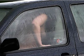 Đâm đổ nhà khi cùng bạn trai “vui vẻ” trên ôtô