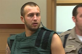 Con gái 6 tuần tuổi khóc, bố nhét vào ngăn đá