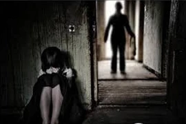 Hãm hiếp em gái cùng cha khác mẹ