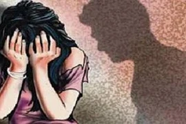 Nhóm du côn hiếp dâm người vợ ngay trước mặt chồng